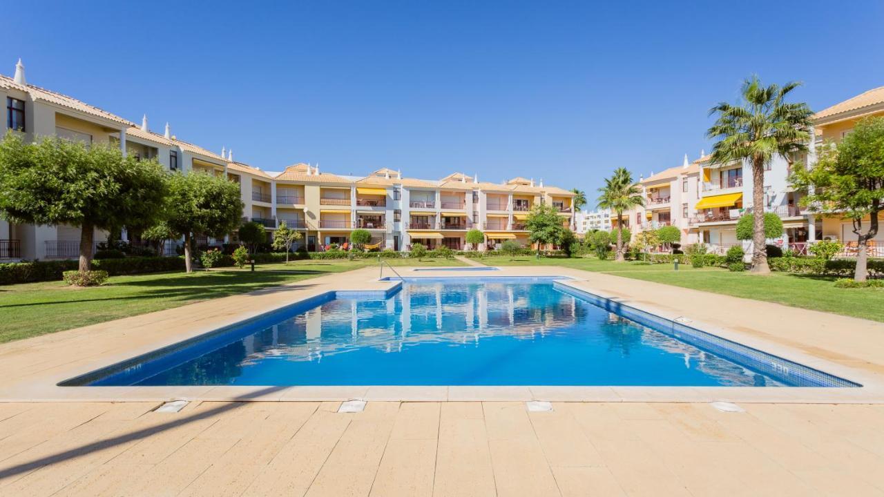 Serene Apartment W/ Balcony And Pool By Lovelystay Quarteira Exterior foto