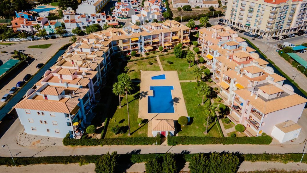 Serene Apartment W/ Balcony And Pool By Lovelystay Quarteira Exterior foto