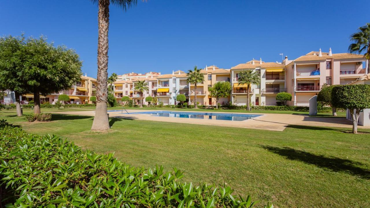 Serene Apartment W/ Balcony And Pool By Lovelystay Quarteira Exterior foto